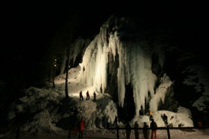 Eisklettergarten bei Nacht